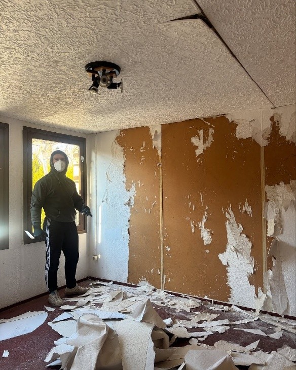 Image Alt Text: Commercial unit showing visible wear and outdated fittings.